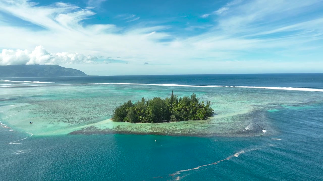 Piccola isola lussureggiante circondata da un oceano blu cristallino, paradiso tropicale, nessuna persona visibile