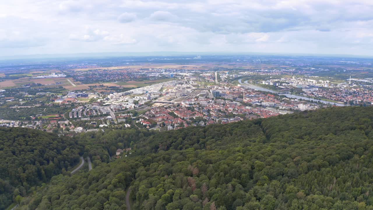 독일 하이델베르크를 향해 날아가는 드론