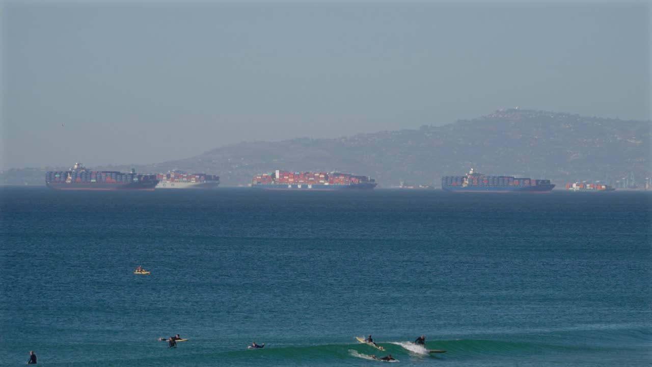 캘리포니아 서해안 롱 비치 하버 해안에 앉아있는 컨테이너선