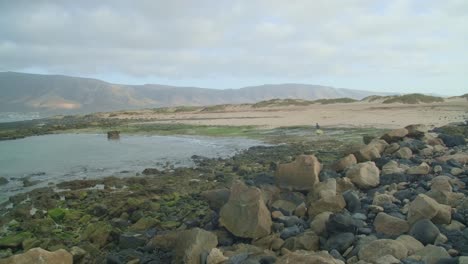 las playas prístinas de lanzarote: sol, arena y olas
