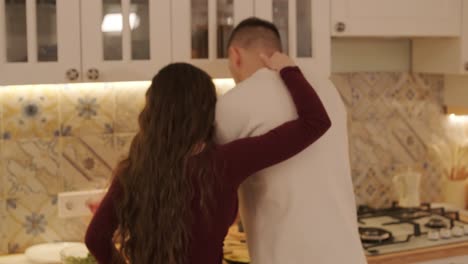 una pareja enamorada haciendo un sándwich en la cocina de la sala de estar