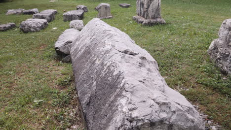 un antiguo cementerio con cientos de lápidas en vista panorámica en mramorje, serbia