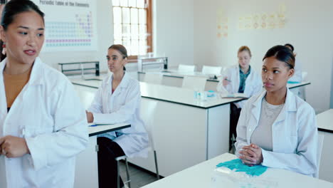 universidad, química y estudiantes con conocimientos