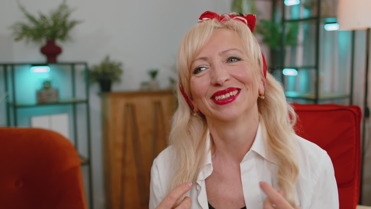 felice calma donna anziana sorridendo sognando riposando, rilassandosi, buone notizie, sentirsi soddisfatto a casa sedia