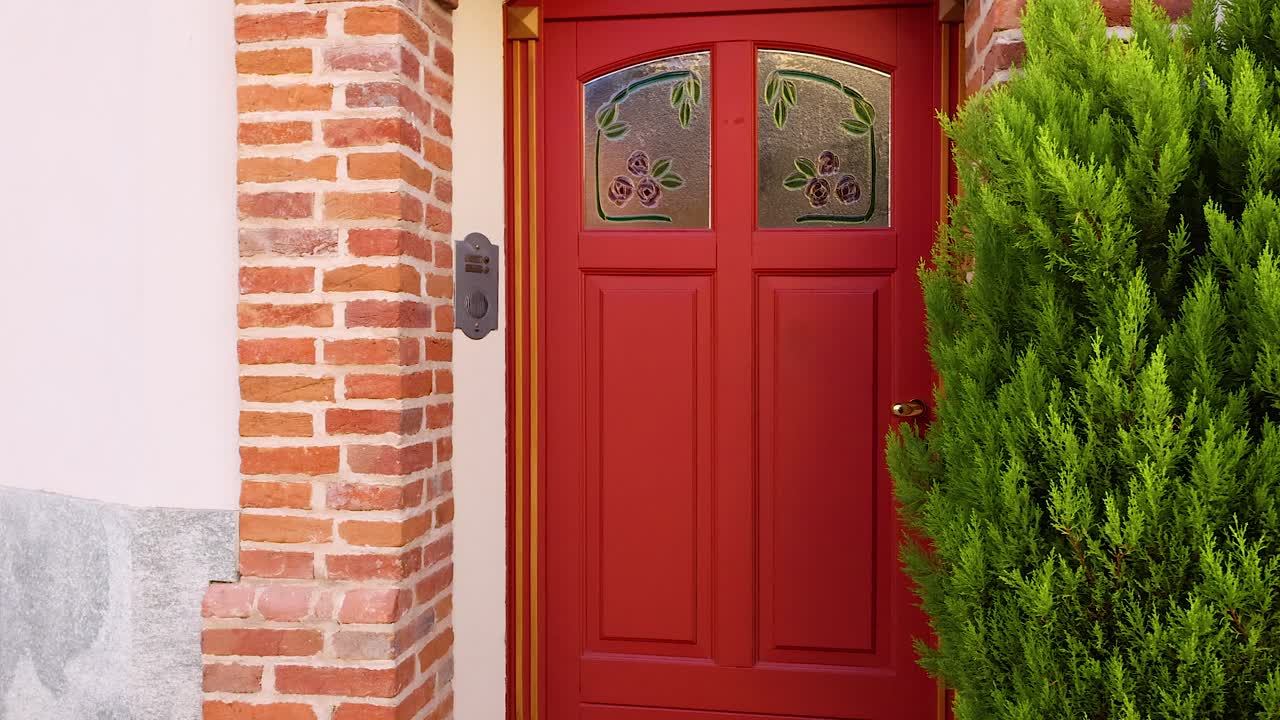 은 문 앞에 움직이는 덤불