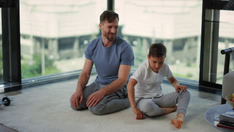 Padre-E-Hijo-Haciendo-Deporte-Juntos.-Papá-Y-Niño-Sonriendo-Después-De-Hacer-Ejercicio-En-Casa