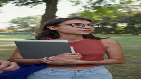 estudiante en el parque con libros