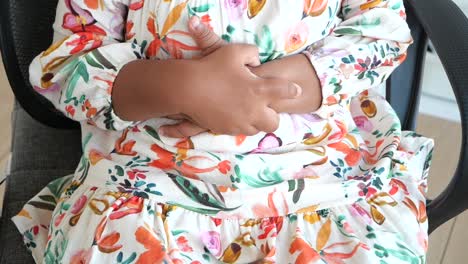niño con dolor de estómago