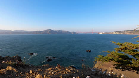 captura cinematográfica desbloqueada del puente golden gate y la bahía de san francisco desde la ruta de senderismo lands end labrynth en una hermosa noche de verano del norte de caliofrnia