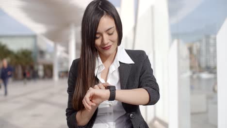 Mujer-Joven-Revisando-Su-Reloj-De-Pulsera-Para-Ver-La-Hora.