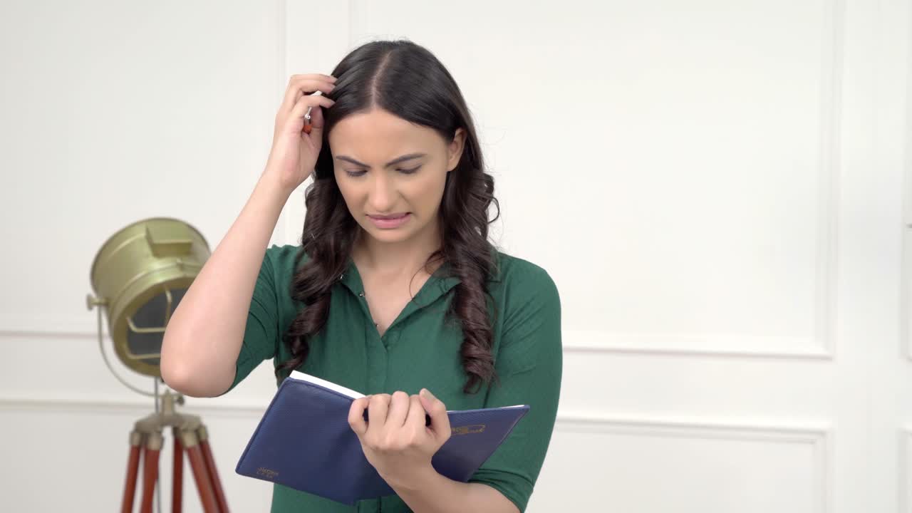 chica india confundida escribiendo y pensando