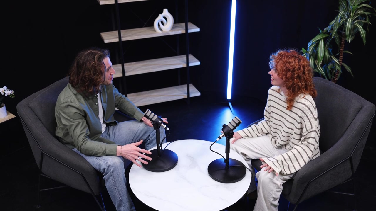 Due giovani che registrano un podcast in uno studio moderno