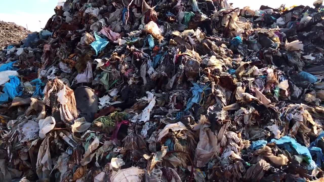산더미 같은 플라스틱, 철, 기타 폐기물