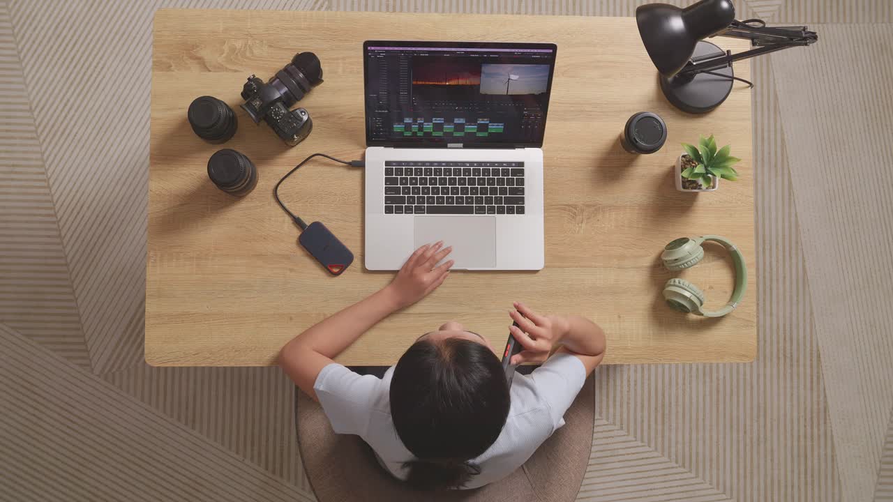 Mujer trabajando desde casa en una computadora portátil