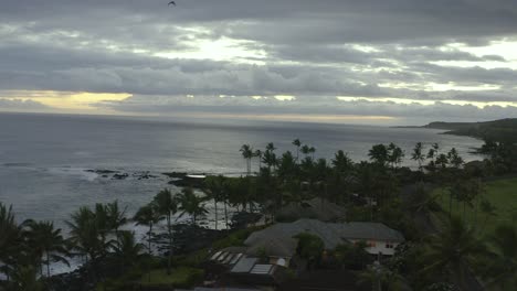 Toma-Aérea-De-Un-Dron-De-4k-Pasando-Sobre-Casas-Hawaianas-En-Una-Pequeña-Ciudad