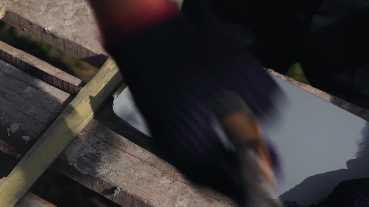 보호 장갑을 착용 한 노동자 손은 pvc 창문 기둥을 준비하고 가위로 금속을 잘라줍니다.