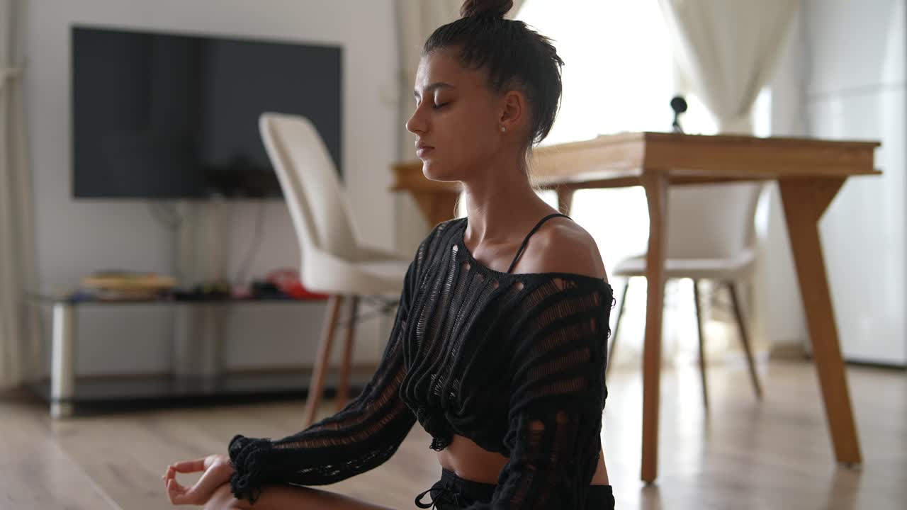 mujer meditando en casa