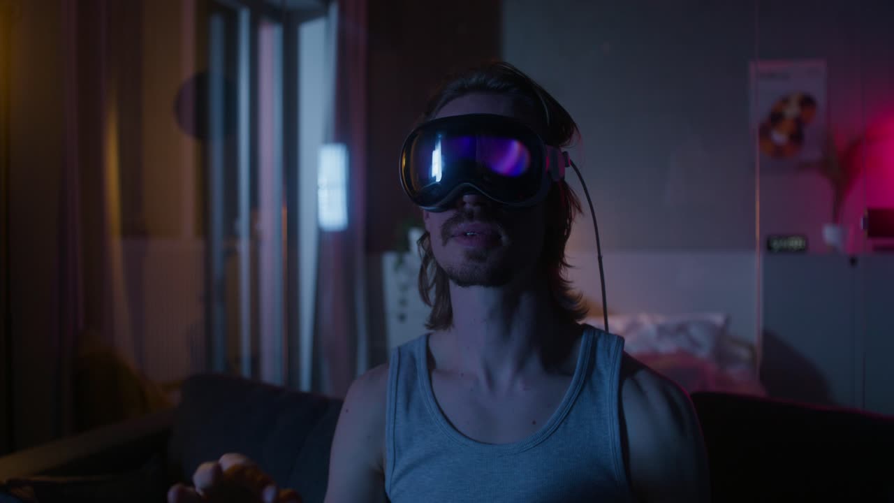 hombre con auriculares vr