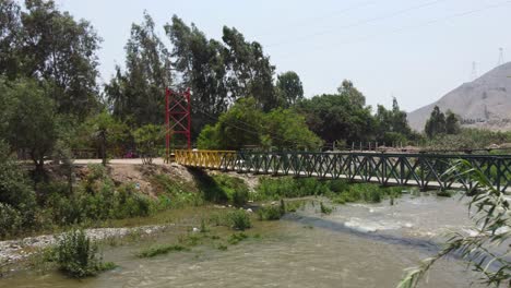 Drohne-Fliegt-Auf-Eine-Brücke-über-Einen-Fluss-Zu