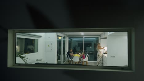 una ventana a la vida de los extraños