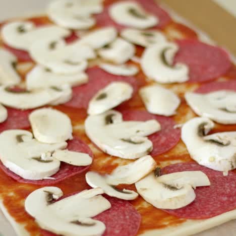 mujer haciendo una deliciosa pizza de pepperoni