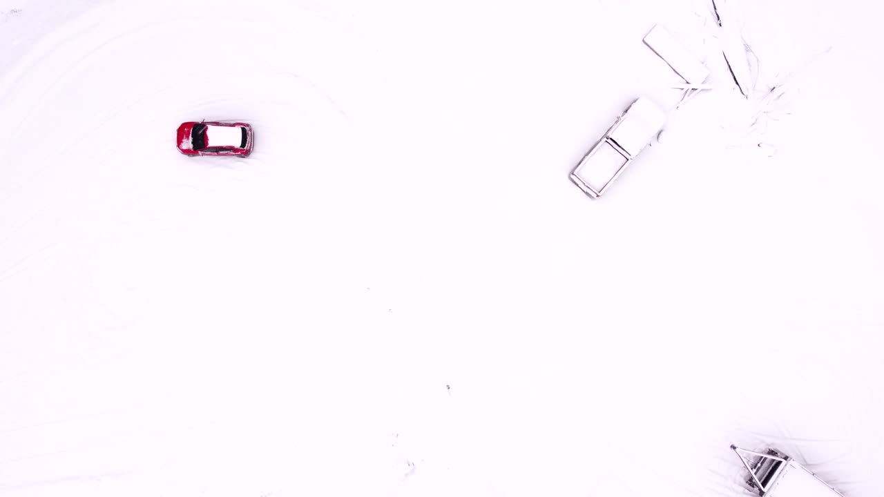 눈이 내리는 동안 오렌지 suv를 운전