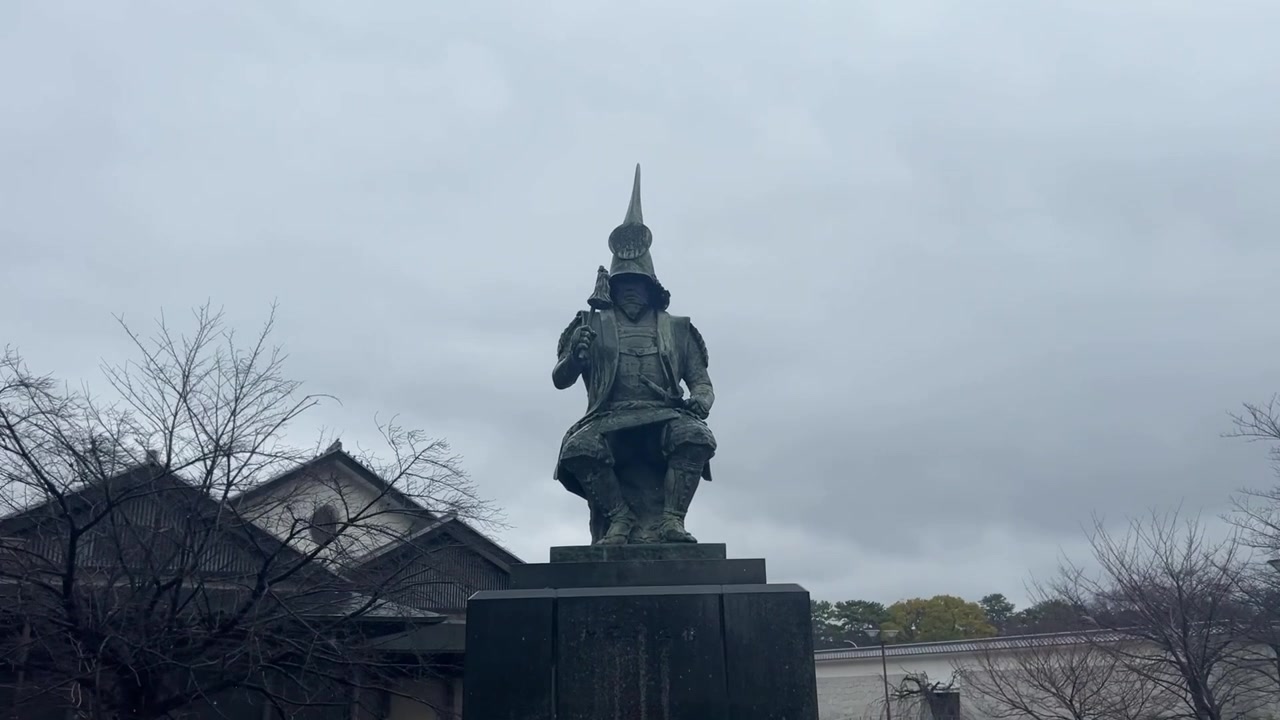 Statua di samurai giapponese a Nagoya, Giappone, in una giornata piovosa