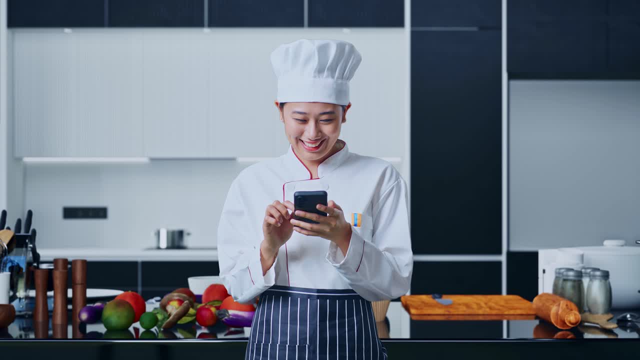 부에서 스마트폰을 사용하는 행복한 요리사