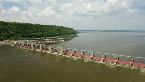 Vista-Aérea-De-La-Esclusa-Y-Presa-Número-11-En-El-Río-Mississippi-Cerca-De-Dubuque-Iowa