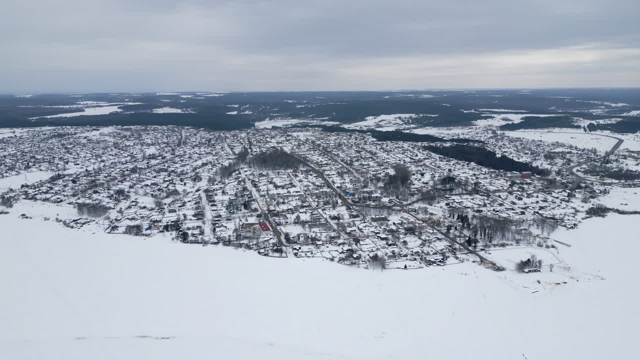 vista aérea de una ciudad nevada