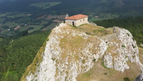 Vista-Aérea-De-Drones-De-La-Ermita-De-Aitzorrotz-En-La-Cima-De-Una-Montaña-En-El-País-Vasco