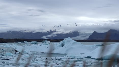 rocas de hielo congeladas nadando en el agua en el glaciar jökulsárlón en islandia, 4k