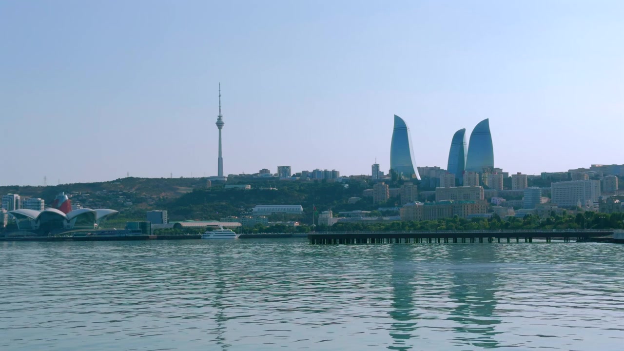 Azerbaycan'da Hazar Denizi'nden Bakü şehir merkezinin Alev Kuleleri ile şehir manzarası. Statik çekim.