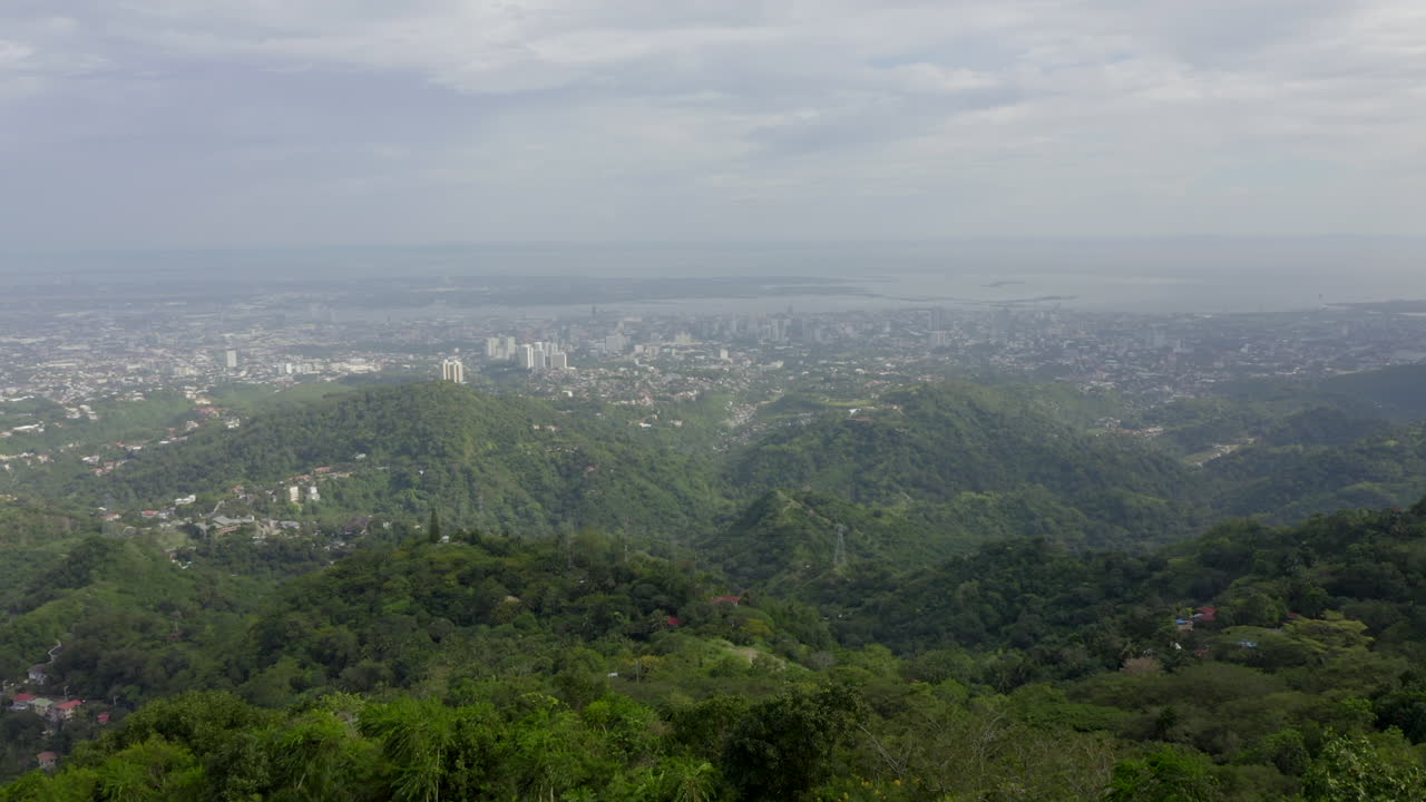 따뜻한 열대 외국의 녹색 정글 위의 공중 드론 비디오-18