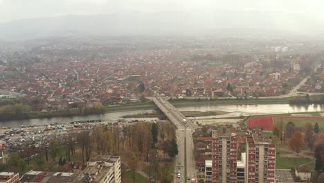 Paisaje-Urbano-De-Kraljevo-Con-Un-Puente-Sobre-El-Río-Ibar-En-Un-Día-Brumoso-Nublado