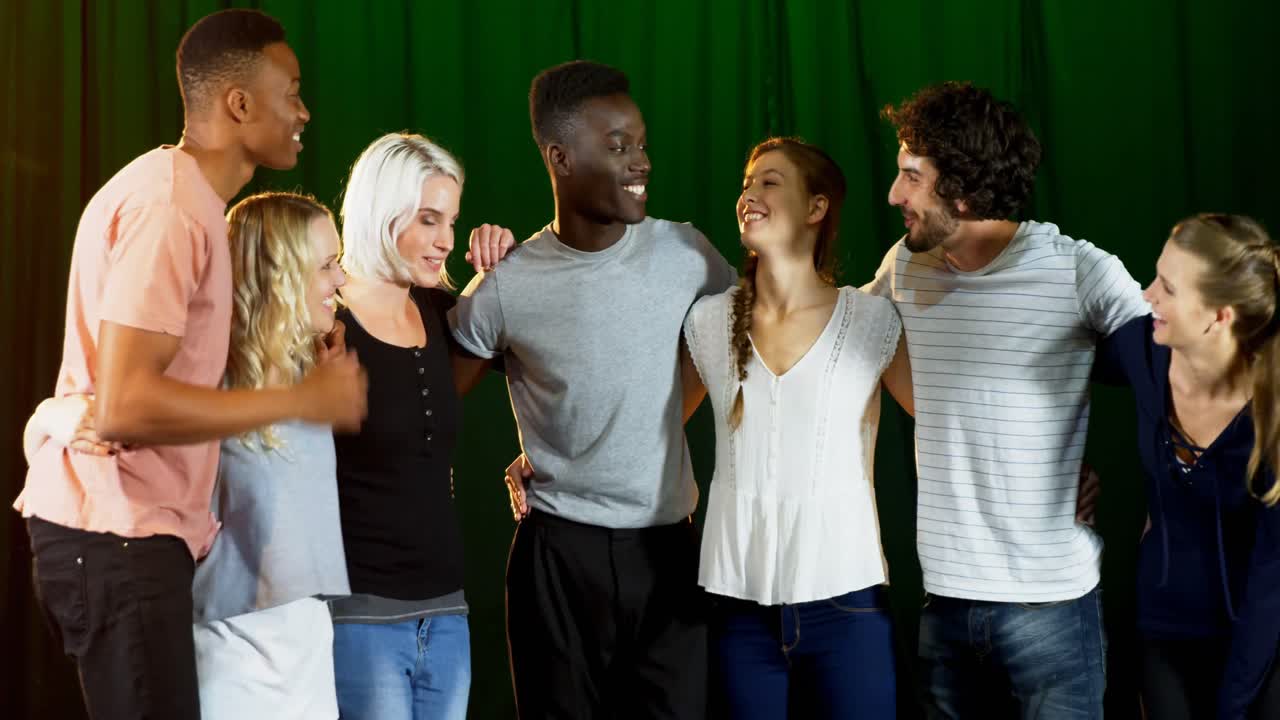 equipo de actores formando manos apilados en el escenario 4k