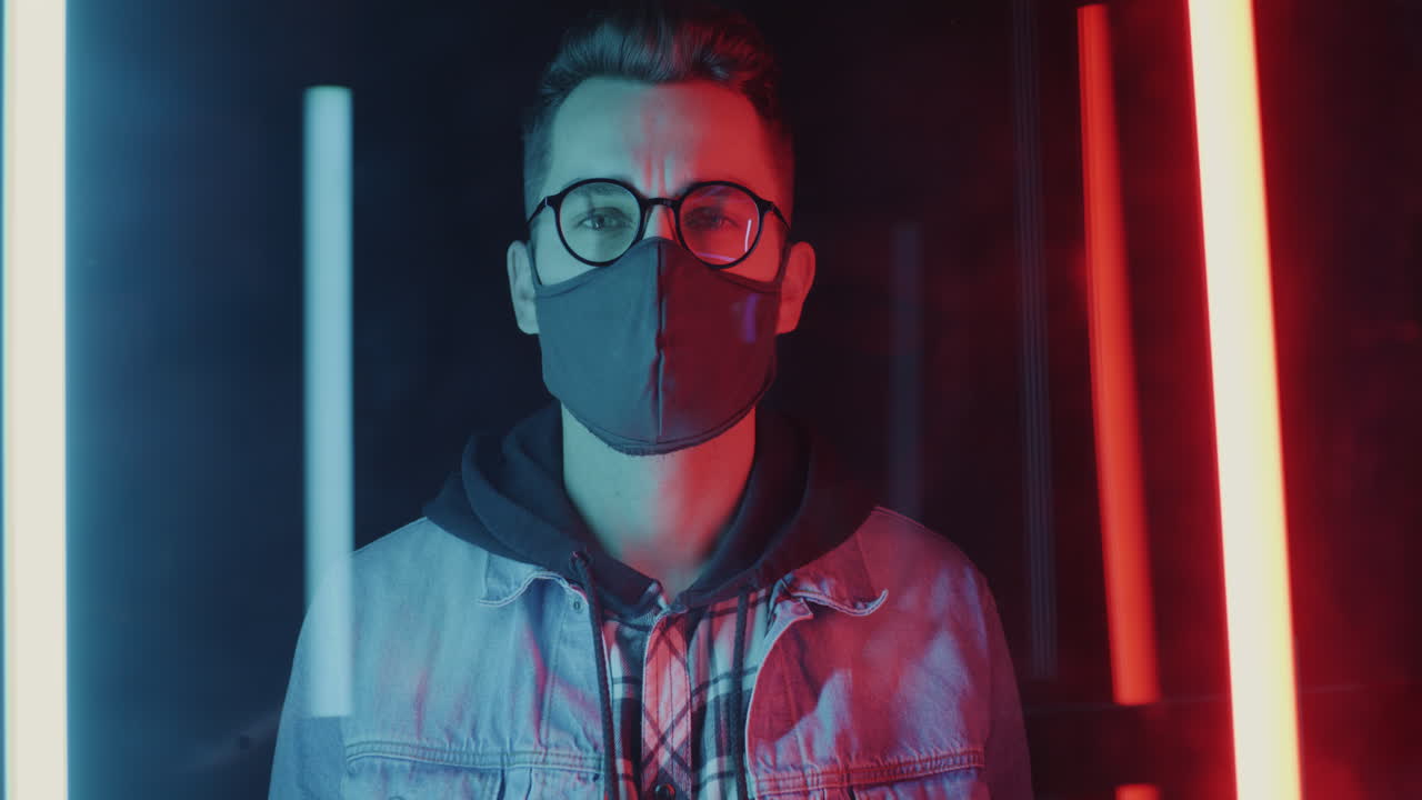 Uomo con maschera e luci al neon