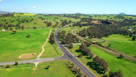 Vista-Aérea-Del-Vasto-Paisaje-Con-Un-Exuberante-Bosque-Verde-En-Australia