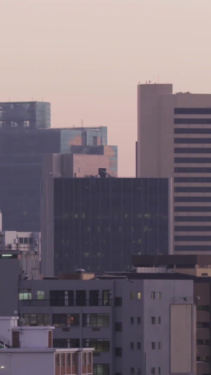Animação de quadrados ao redor de um círculo sobre vista aérea de paisagem urbana moderna contra o céu