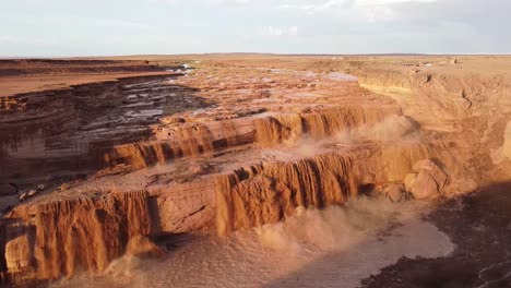 Drohne,-Die-Bei-Grand-Falls-Arizona-Absteigt