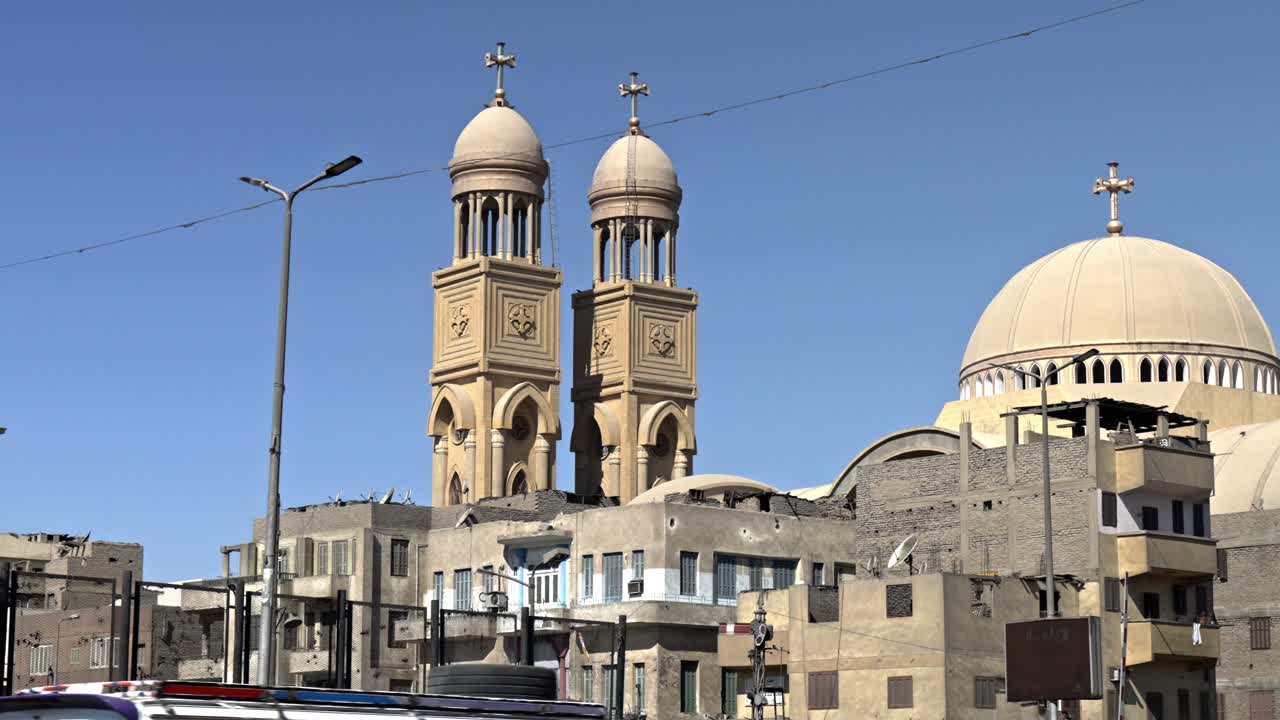 La Cattedrale Copta Ortodossa della Vergine Maria a Luxor, Egitto. La cattedrale è un esempio sorprendente di architettura copta moderna, caratterizzata dalle sue torri campanarie gemelle sormontate da croci e un grande
