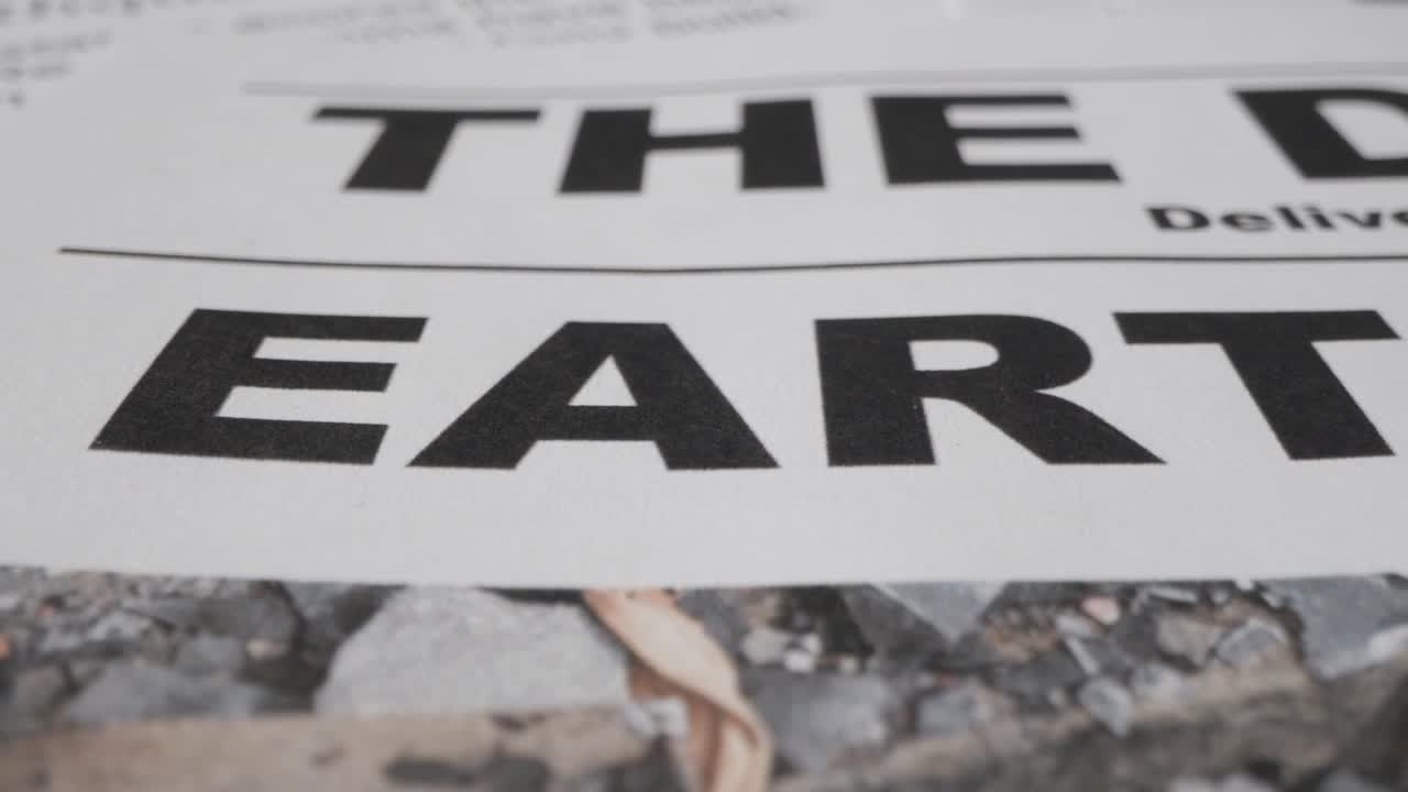 지진 재해 2로 인한 피해를 다룬 신문 헤드라인 클로즈업