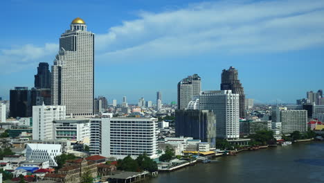 edificios modernos del horizonte de la ciudad de bangkok, lapso de tiempo en un día soleado