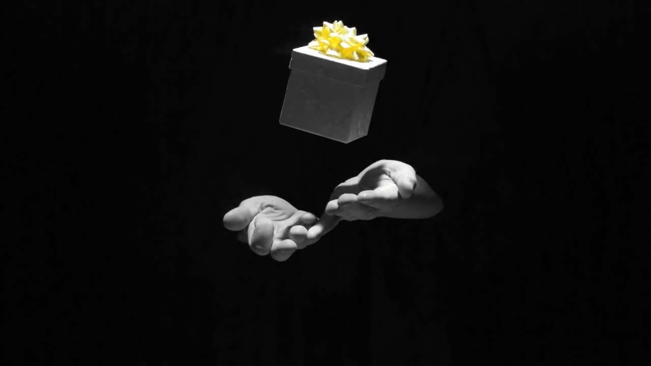 las manos del hombre lanzando un regalo