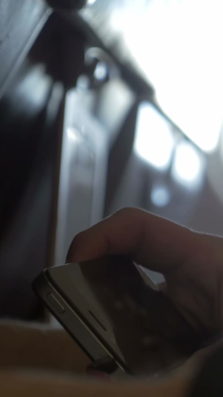 mano sosteniendo un teléfono inteligente