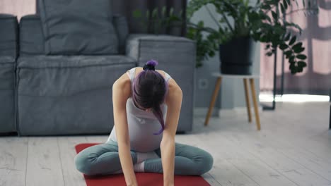 la mujer embarazada hace ejercicios de estiramiento de yoga suave y suave