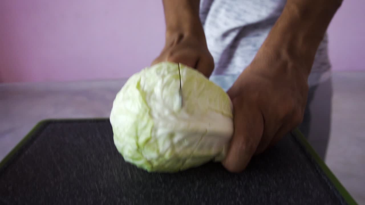 젊은 남자 절단 양배추 샐러드