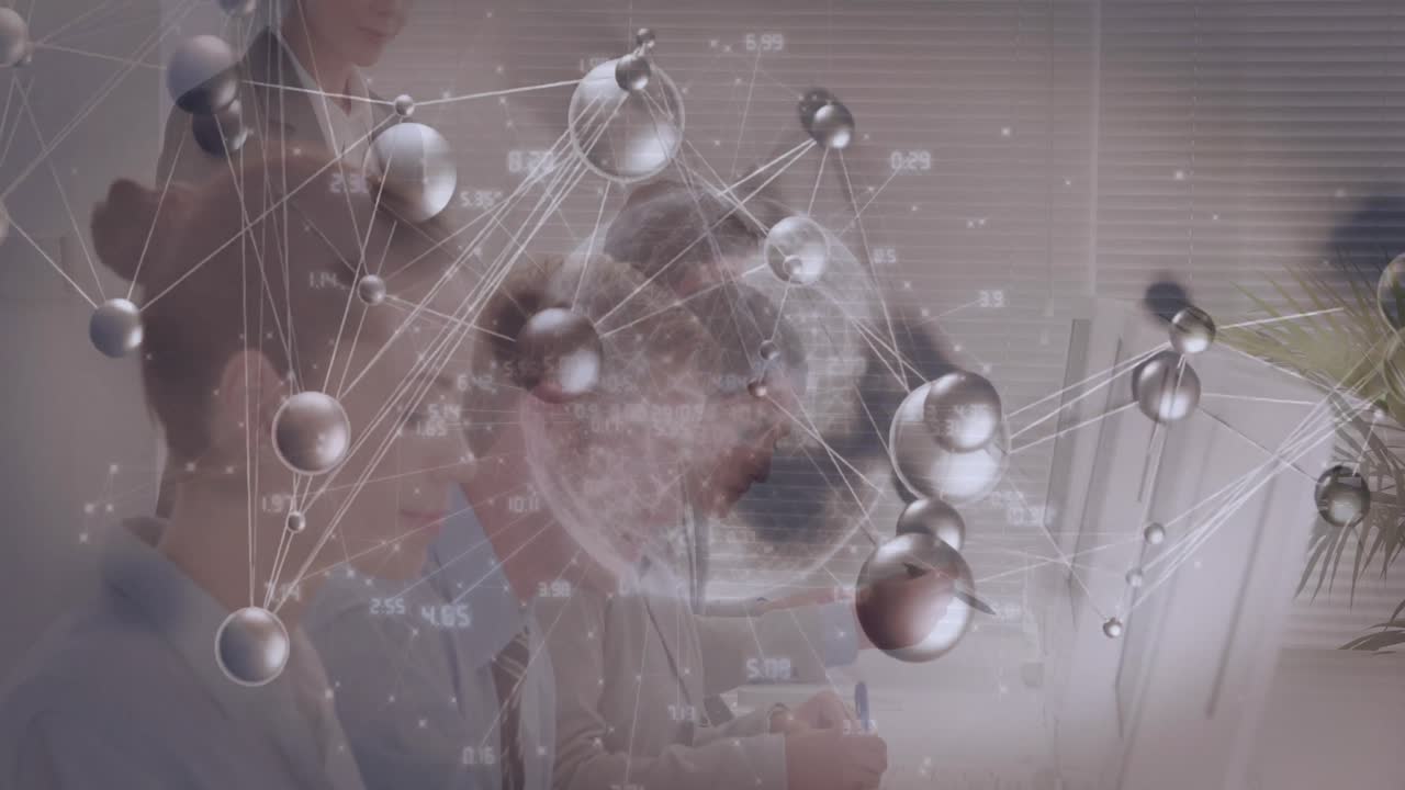 Rete 3D trasparente che si estende sulle scrivanie, rivelando un supervisore che guida gli analisti sui dati aziendali.