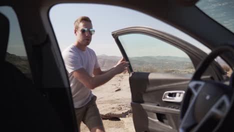 Hombre-Entrando-Dramáticamente-En-Un-Auto-Todoterreno-En-La-Montaña