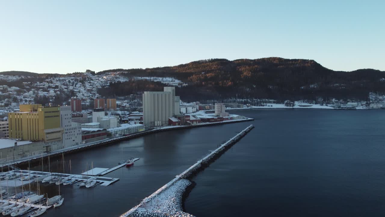 atraviesa el encantador bosque cubierto de nieve, donde cada rama del árbol está delicadamente adornada con una capa prístina de nieve. creando una atmósfera mágica que te transporta a un reino de tranquilidad.